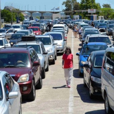 Recambio: 10 km de cola en Puente Internacional para ingresar al país