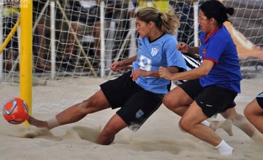 Fútbol playa femenino en La Paloma