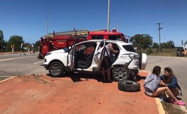 Accidente en ingreso a La Pedrera deja dos lesionados