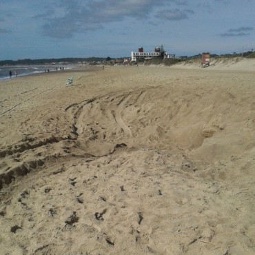 Vecinos reclaman solución ante la extracción de arena de la playa