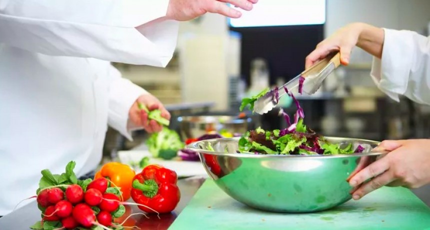 Buscan ayudante de cocina con experiencia