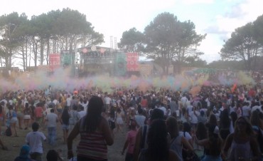 Una multitud en We Color La Paloma 