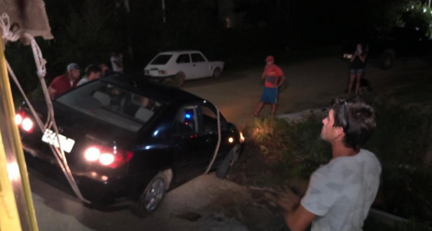 Un auto cayó a una zanja en La Paloma y vecinos reclaman señalización