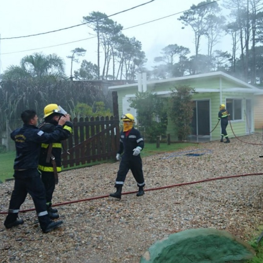 Bomberos sofocan principio de incendio en La Paloma