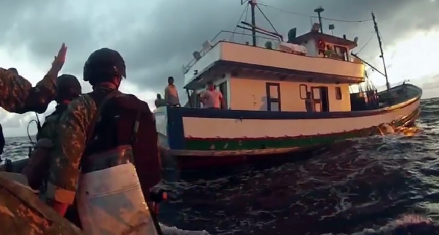 Buque brasileño capturado por Armada Uruguaya llevaba 3 toneladas de atún