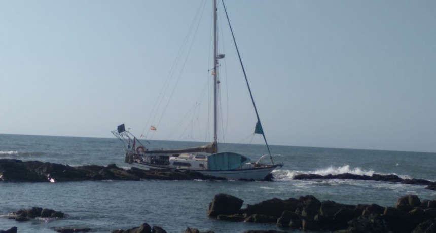Embarcación quedó varada en las rocas de la Bahía Chica 
