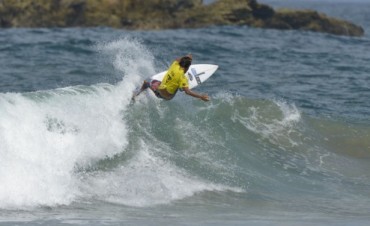 Surfista de La Paloma competía en el mundial de Ecuador cuando lo suspendieron por alerta de tiburones