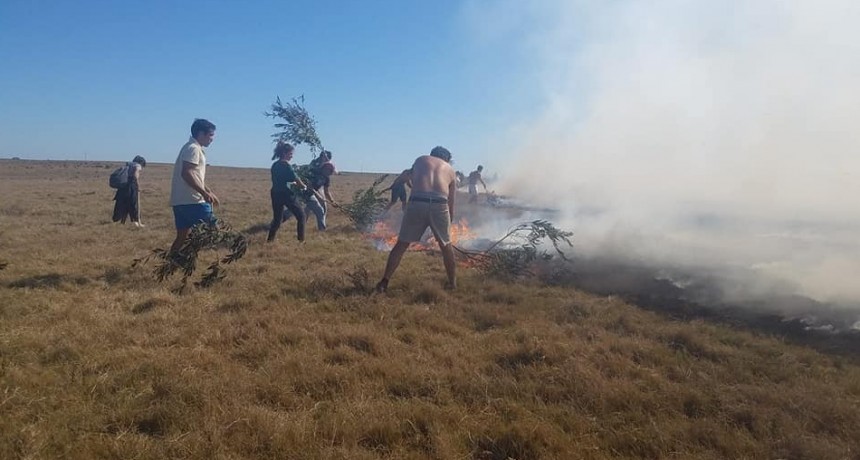 Incendio en San Antonio: personal de Bomberos trabaja en el lugar