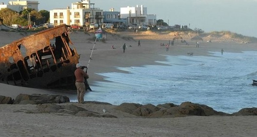 Vecinos de La Pedrera harán un sendero interpretativo para acceder a la playa del barco 