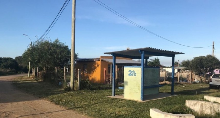 Taxista se bajó a auxiliar a un hombre y fue rapiñado