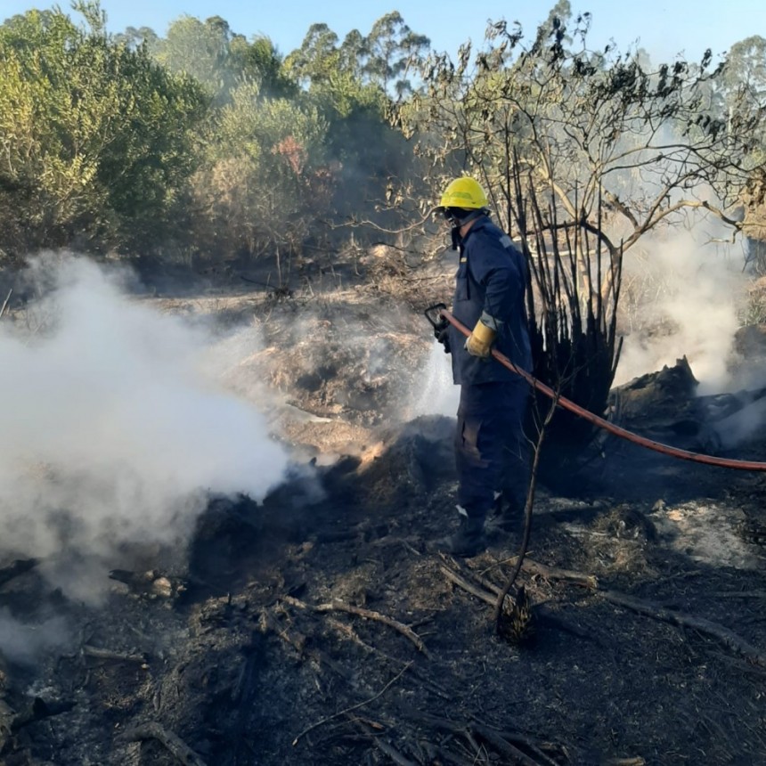 Bomberos continúan trabajando en Punta del Diablo