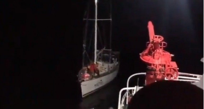 Armada remolcó un velero en problemas