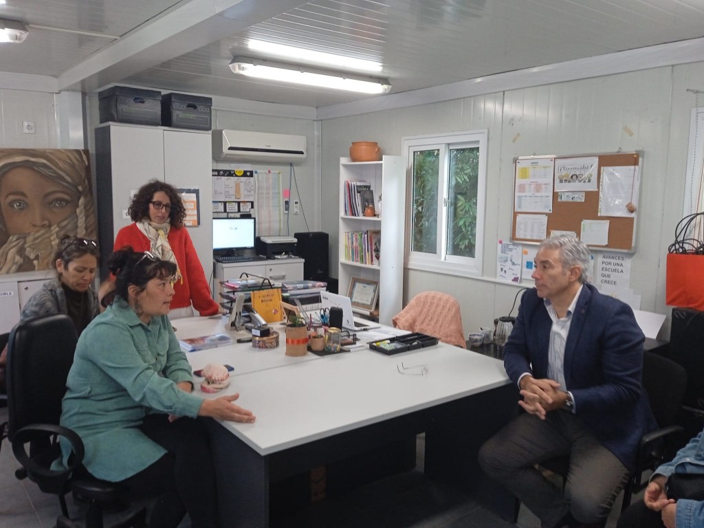 El Director del CODICEN, Robert Silva, se reunió con la comisión de padres de la Escuela 83 de La Pedrera
