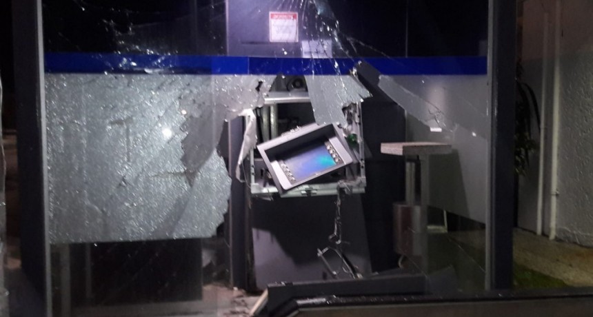 Delincuentes explotaron dos cajeros de la sucursal Brou La Paloma