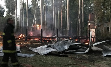 Un incendio destruyó una cabaña en San Sebastián