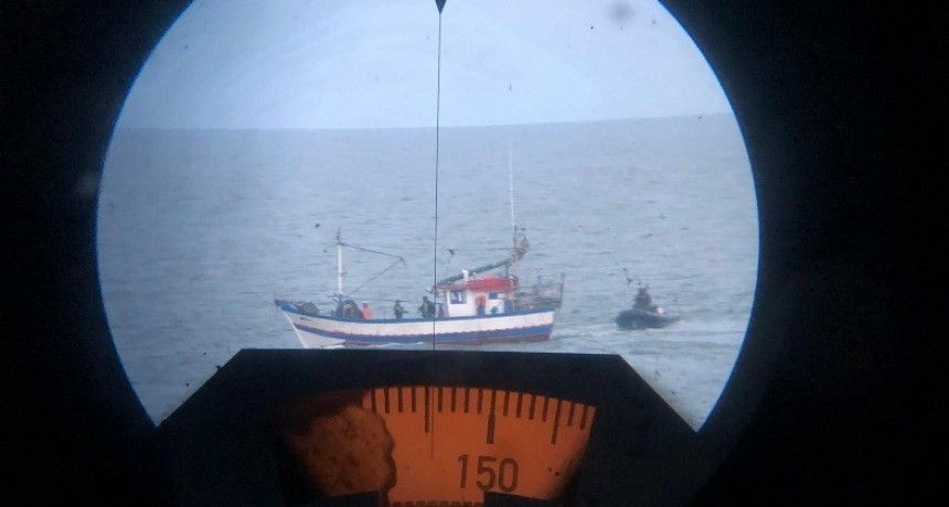 La Armada detuvo un buque pesquero infractor 
