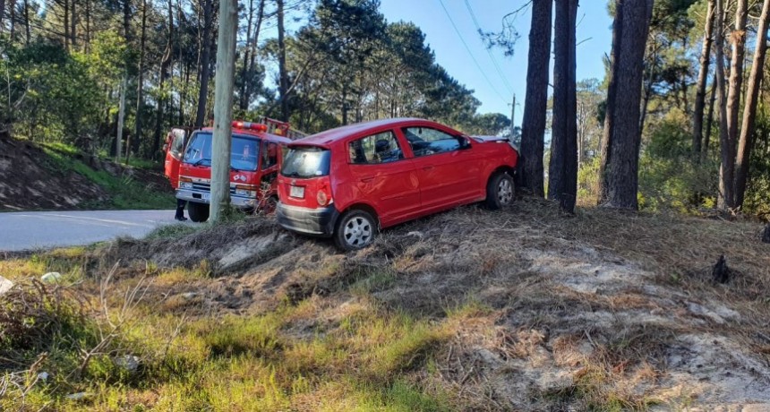 Un hombre discapacitado quedó atrapado en su auto tras accidente y debió ser rescatado 
