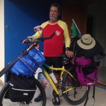 PASÓ POR LA PEDRERA Y LA PALOMA CICLISTA BRASILERO QUE RECORRERÁ 8.700 KM
