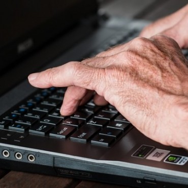 Curso gratuito de computación para adultos mayores