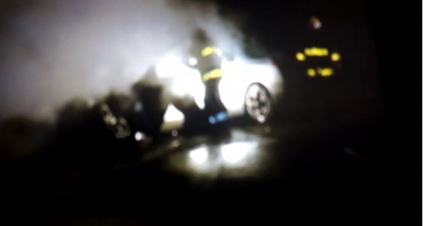 Un auto se prendió fuego en plena ruta