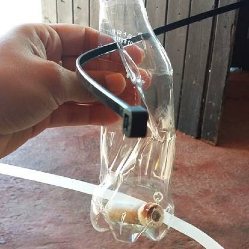 Buscan una botella de plástico, pero no cualquiera…