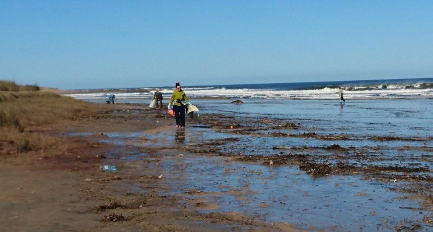 Convocan a limpiar la playa
