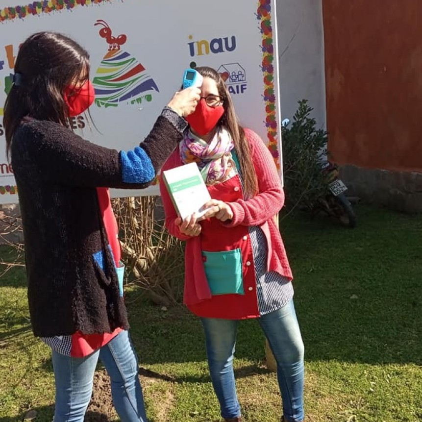Fútbol solidario: jugadores donaron termómetros a escuelas locales