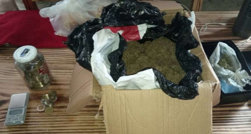 Tres personas detenidas en allanamiento a boca de venta de drogas