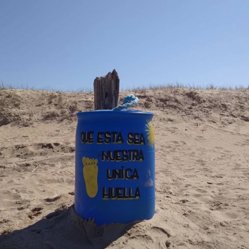 Arman contenedores de basura con residuos que quedan en la playa 