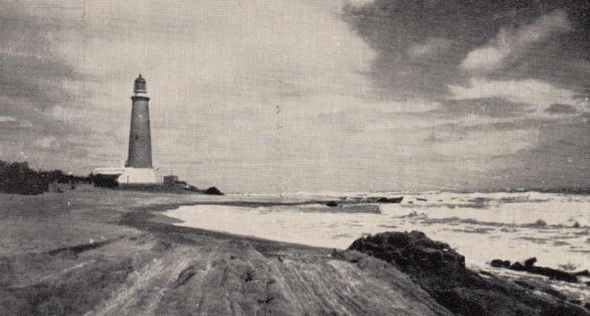 Construirá un faro de barro en la playa