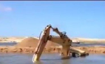 Una retroexcavadora se hundió en Laguna Garzón