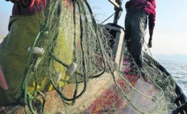 Dinara prohíbe pescar con redes en todos los ríos y arroyos del país