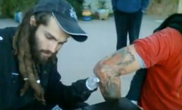 El día que Santiago Maldonado tatuó en La Pedrera