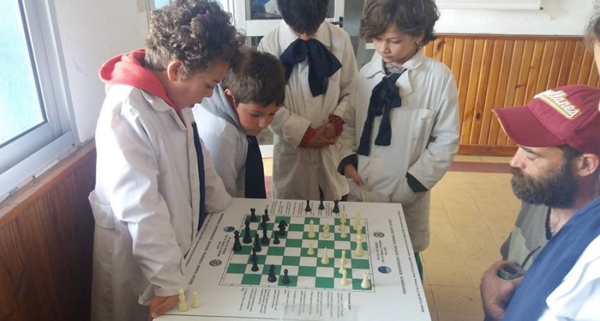 Donaron tableros de ajedrez a la Escuela 52 de La Paloma