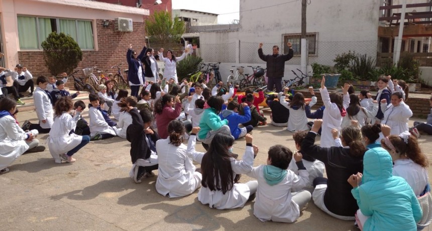 Alumnos de la escuela 40 de Costa Azul ya tienen clases de remo