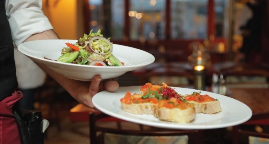 Solicitan personal y delivery para importante restaurante en La Paloma