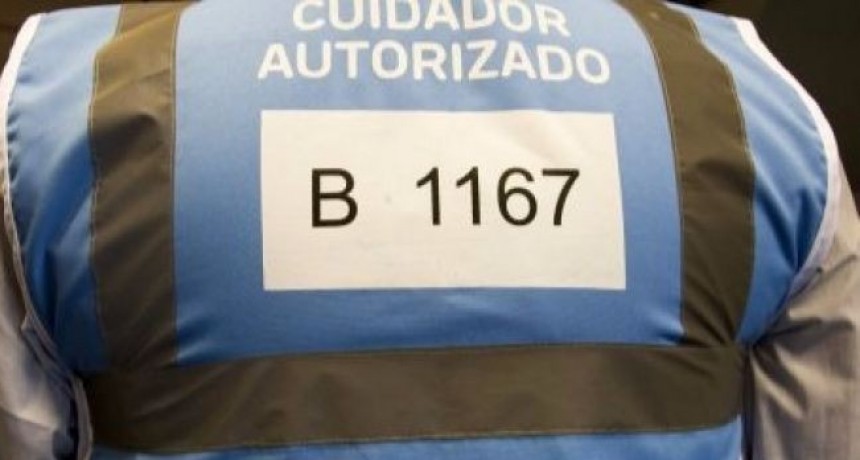 Buscan regular a los cuida-coches