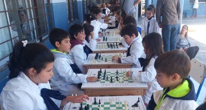 Más de ochenta alumnos participaron del torneo de ajedrez en la Escuela N°52