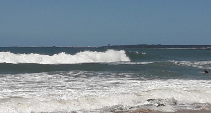 Un rescate en Playa del Barco reactiva el reclamo por guardavidas