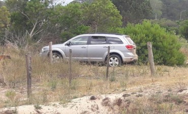 Les robaron mientras dormían y huyeron con su camioneta