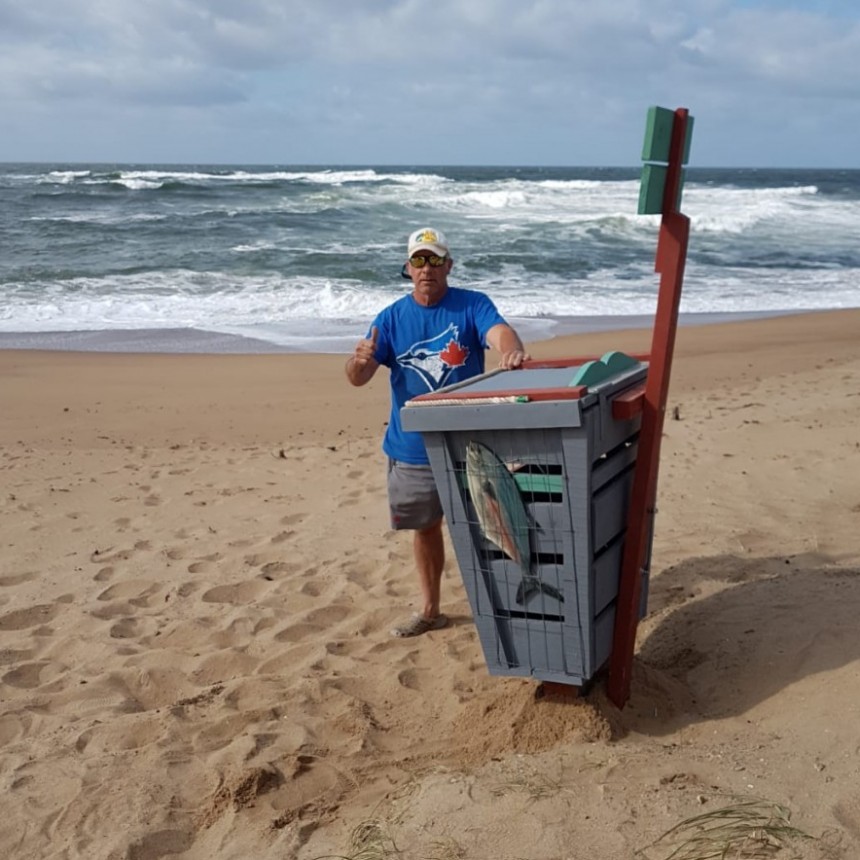 Es pescador deportivo y armó un contenedor para residuos en La Balconada