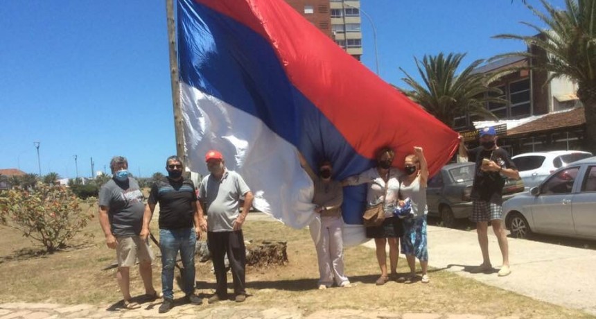 Bandera a media asta en la Solari
