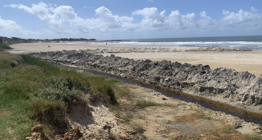 Municipio realizó una intervención en la playa Zanja Honda con la intención de secarla