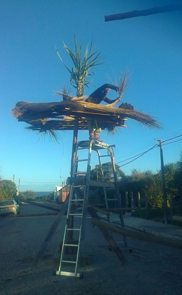 Ultimando detalles para la Fogata de San Juan